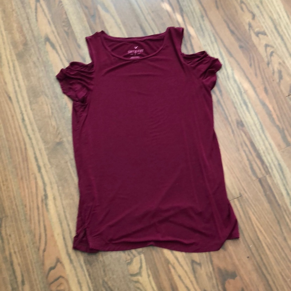 Peek a boo shoulder, maroon tee